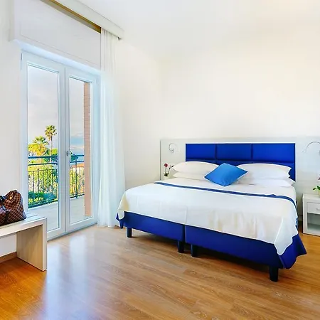 Aequa Hotel 4*