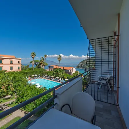 Aequa Hotel 4*
